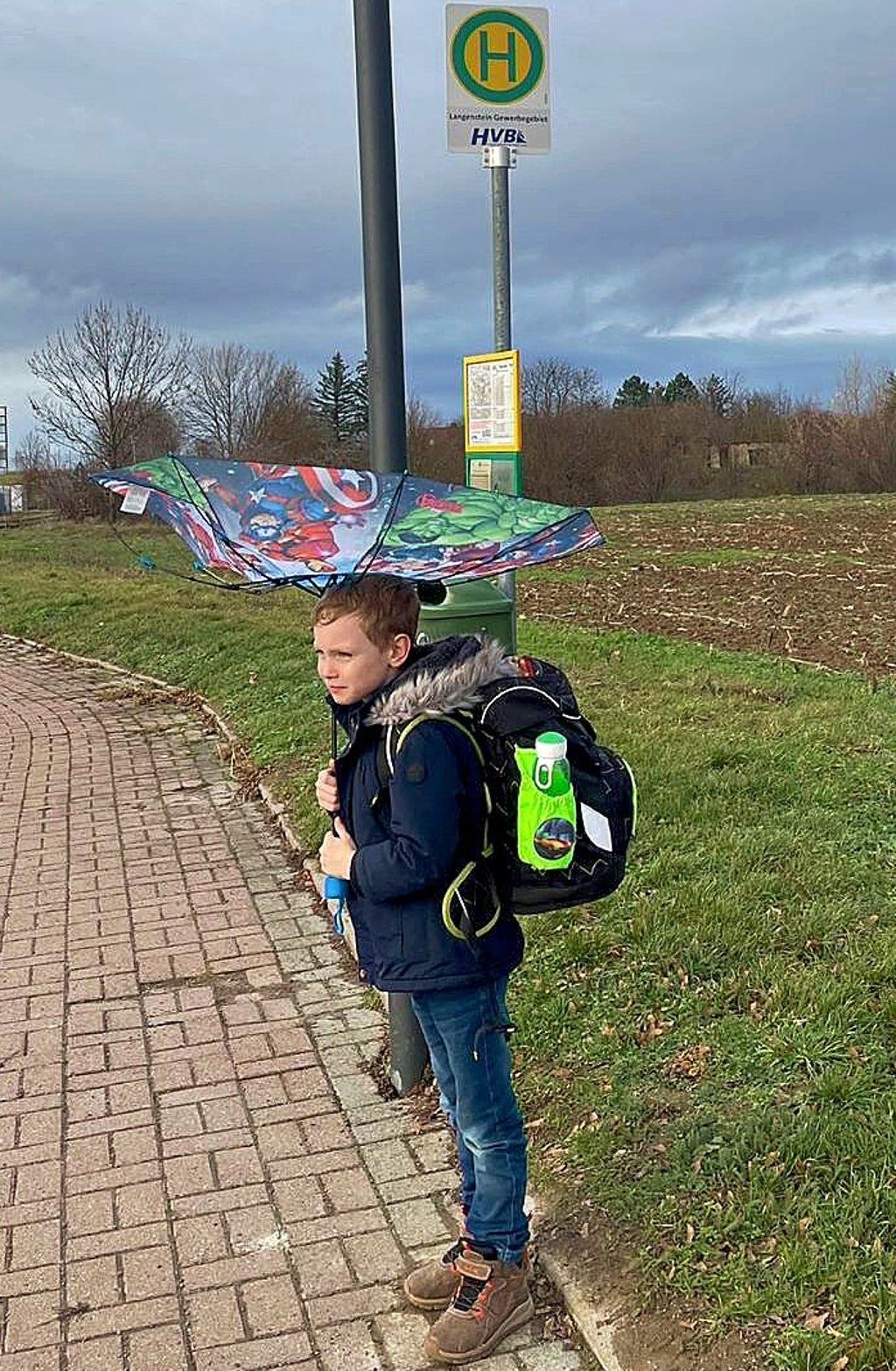 Oskar muss wie viele andere Schüler aus Langenstein ungeschützt an der Bushaltestelle in der Bahnhofstraße auf den Schulbus warten.