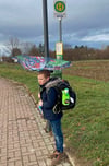 Oskar muss wie viele andere Schüler aus Langenstein ungeschützt an der Bushaltestelle in der Bahnhofstraße auf den Schulbus warten. 