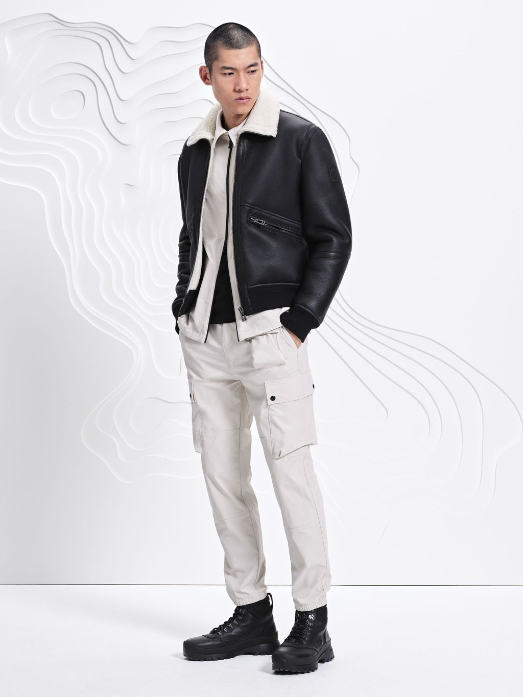 „Layering“ liegt im Trend. Der klassische Zwiebellook hält im Herbst und Winter nicht nur warm. Er erlaubt auch die in dieser Saison angesagte Farbkombinationen aus Weiß und Schwarz, wie hier bei Belstaff zu sehen (Jacke ca. 1.595 Euro, Hose ca. 195 Euro, Pullover ca. 250 Euro, Überjacke ca. 225 Euro, Schuhe ca. 375 Euro).