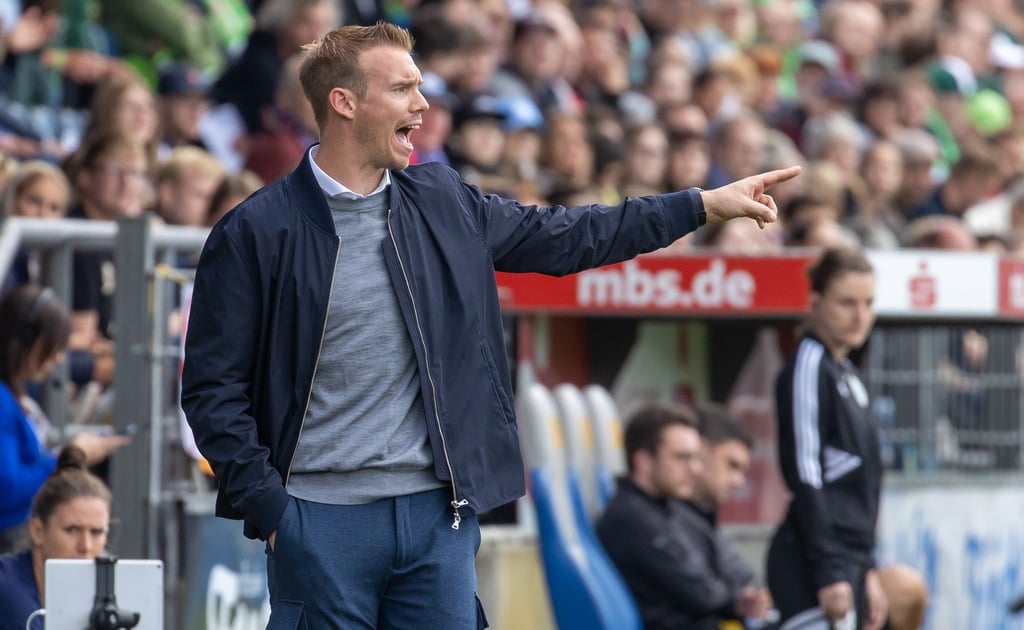 Wolfsburgs Trainer Tommy Stroot und seine Mannschaft siegten 4:0 in Freiburg.
