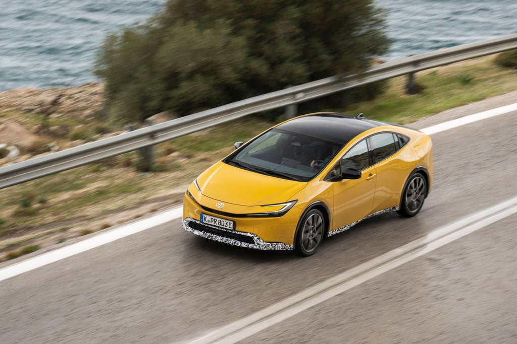 Kommt im Sommer: der Toyota Prius in fünfter Generation - hier noch nicht völlig ungetarnt.