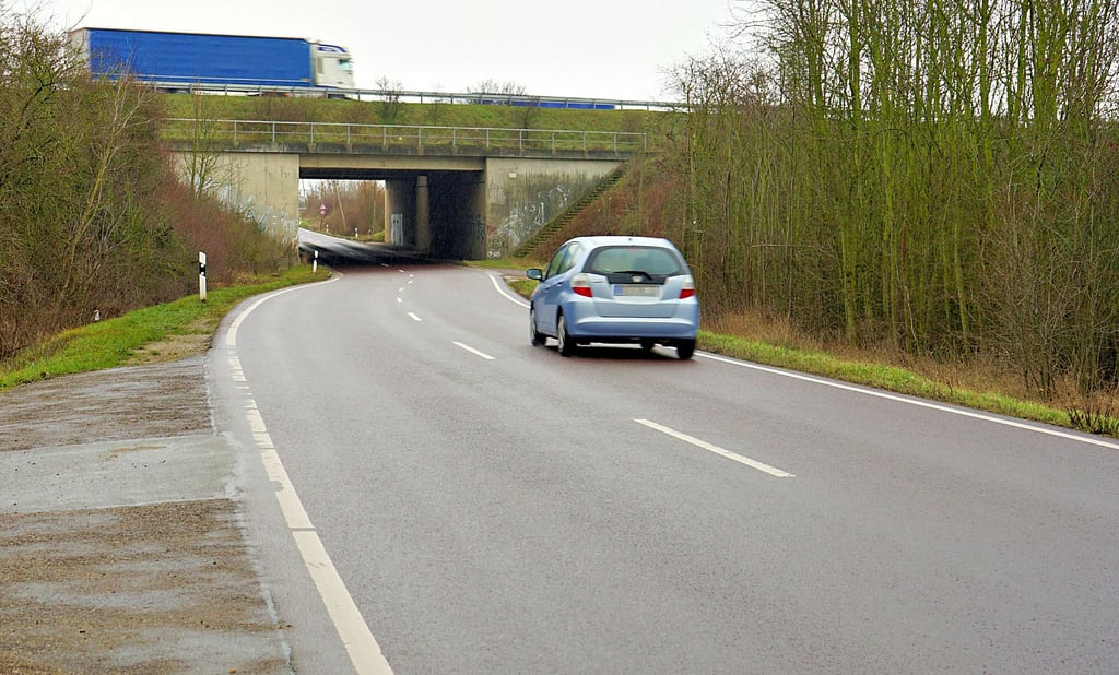 Die Kreisstraße K1171 zwischen Glindenberg und Rothensee ist kurvig und eng. Deshalb ist ein straßenbegleitender Radweg geplantz, der nach dem Mittellandkanal beginnt. Davor, entlang der Glindenberger Umgehungsstraße, wird Radfahrern der Weg durch den Ort empfohlen.