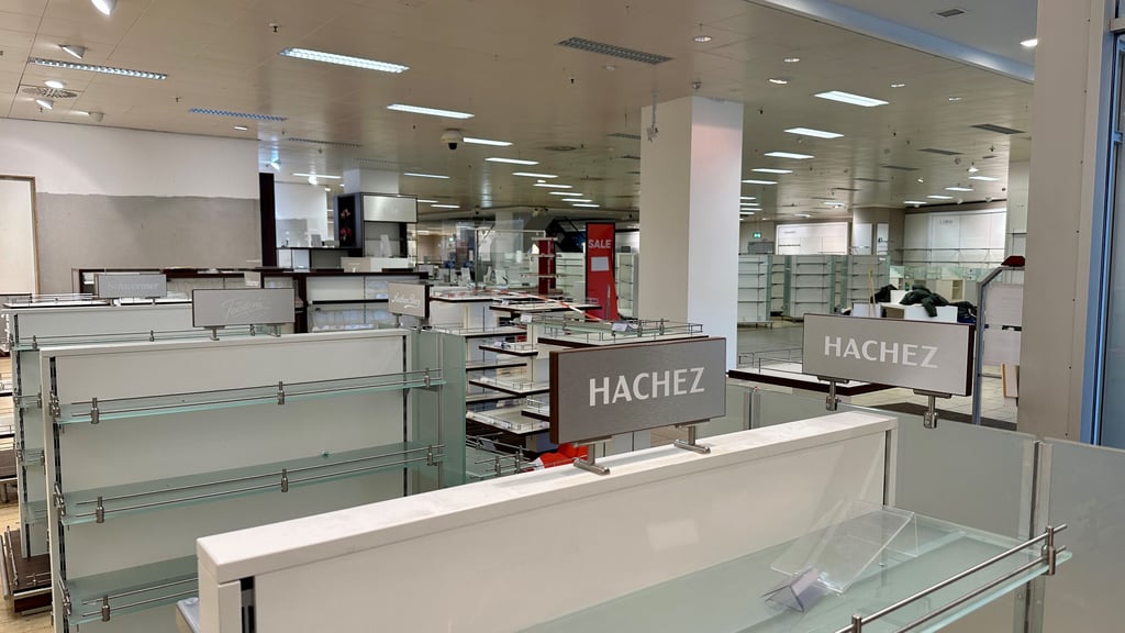 Sieht so ein beräumtes Gebäude aus? Galeria hat bei seinem Abschied aus Halle das Mobiliar im Kaufhof gelassen.