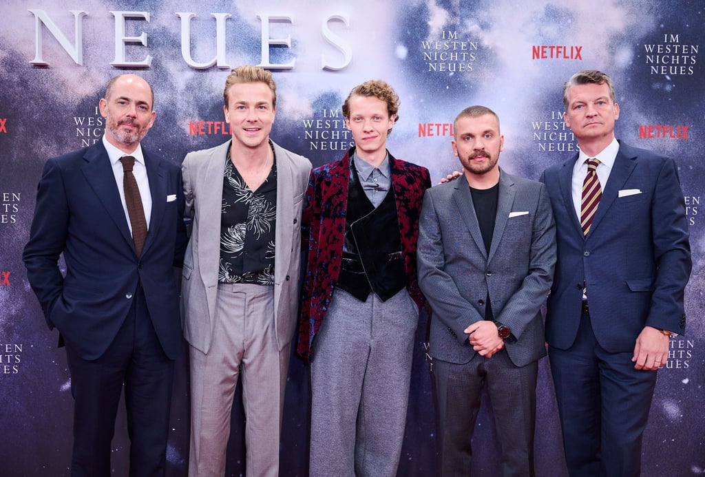 Regisseur Edward Berger (l-r), die Schauspieler Albrecht Schuch, Felix Kammerer und Edin Hasanovic sowie Produzent Malte Grunert bei der Premiere ihres Films „Im Westen nichts Neues“ in Berlin.