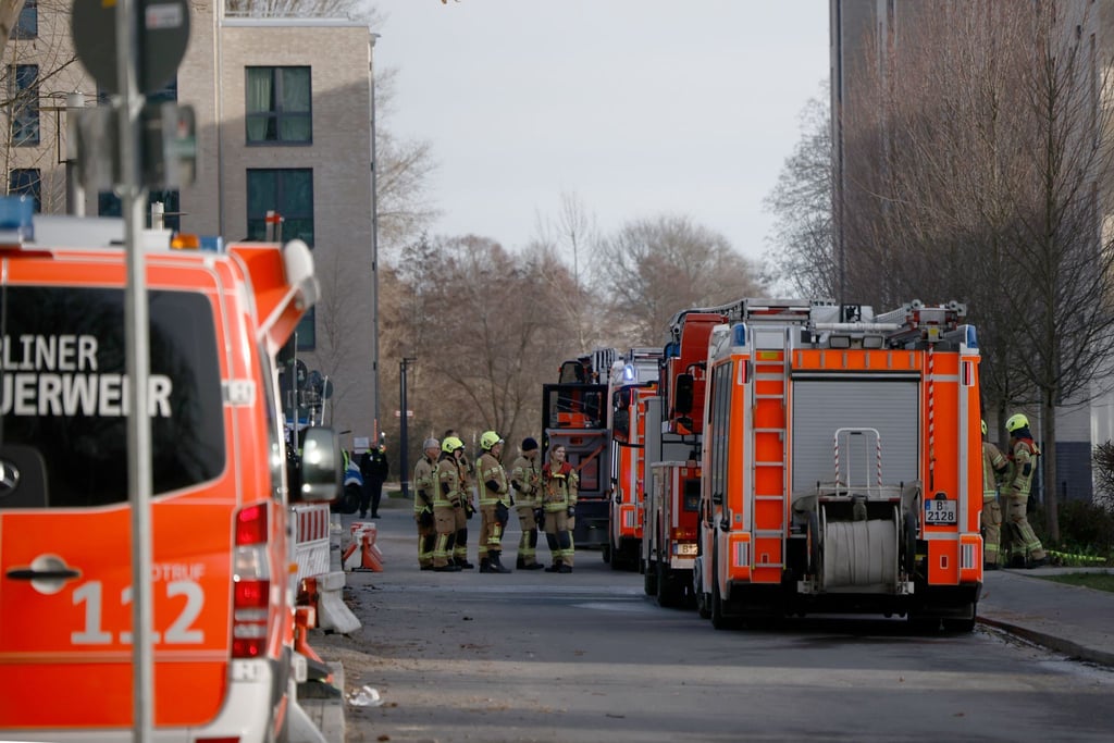 Einsatzkräfte der Feuerwehr bei einem Einsatz vor dem Eingang des Pflegeheims in Berlin.