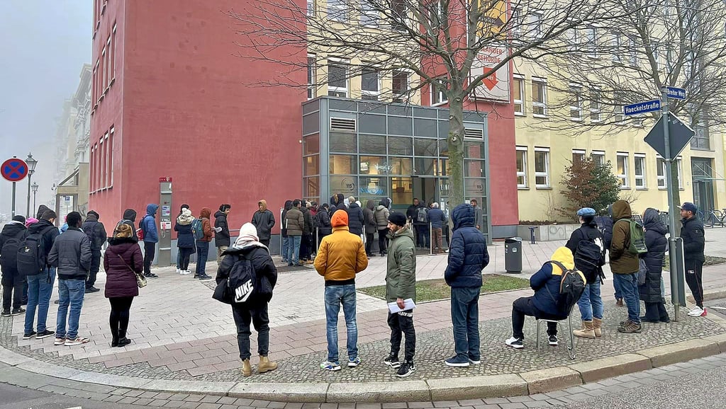 Aufgrund der begrenzten Warteflächen in der Ausländerbehörde Magdeburg im Breiten Weg 222 müssen die Menschen draußen anstehen – auch bei frostigen Temperaturen wie in diesen Tagen.