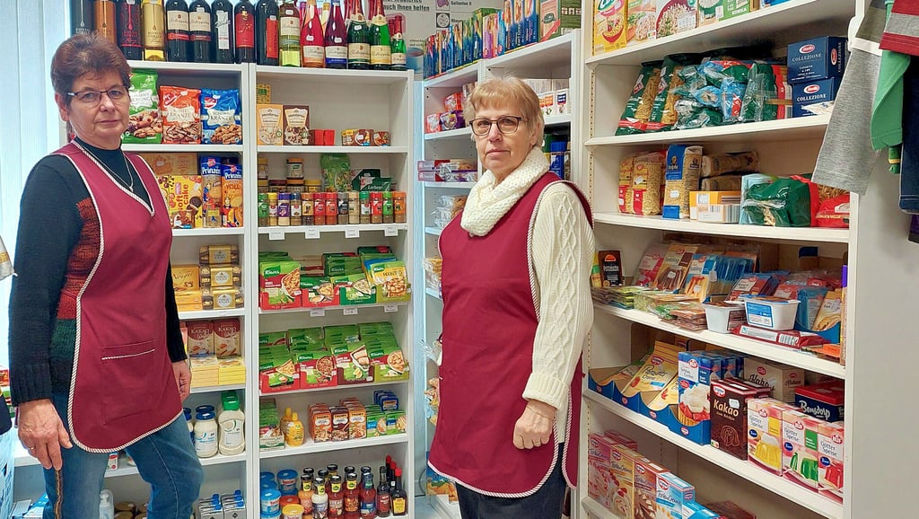 Sabine Dunker (links) und Monika Borchert sind die guten Seelen im Drogerie- und Schreibwarengeschäft in Atzendorf in der Hauptstraße 20. Ladeninhaberin Dunker geht im Dezember dieses Jahres in den Ruhestand.