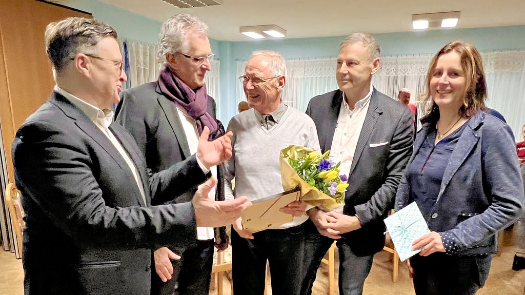 Hartmut Bethge wird aus dem Vorstand verabschiedet. Von links: Detlef Gürth, Olaf Haberecht, Hartmut Bethge, Frank Knöppler und Nicole Habich.