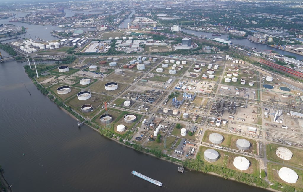 Öltanks der Shell-Raffinerie im Hamburger Hafen.