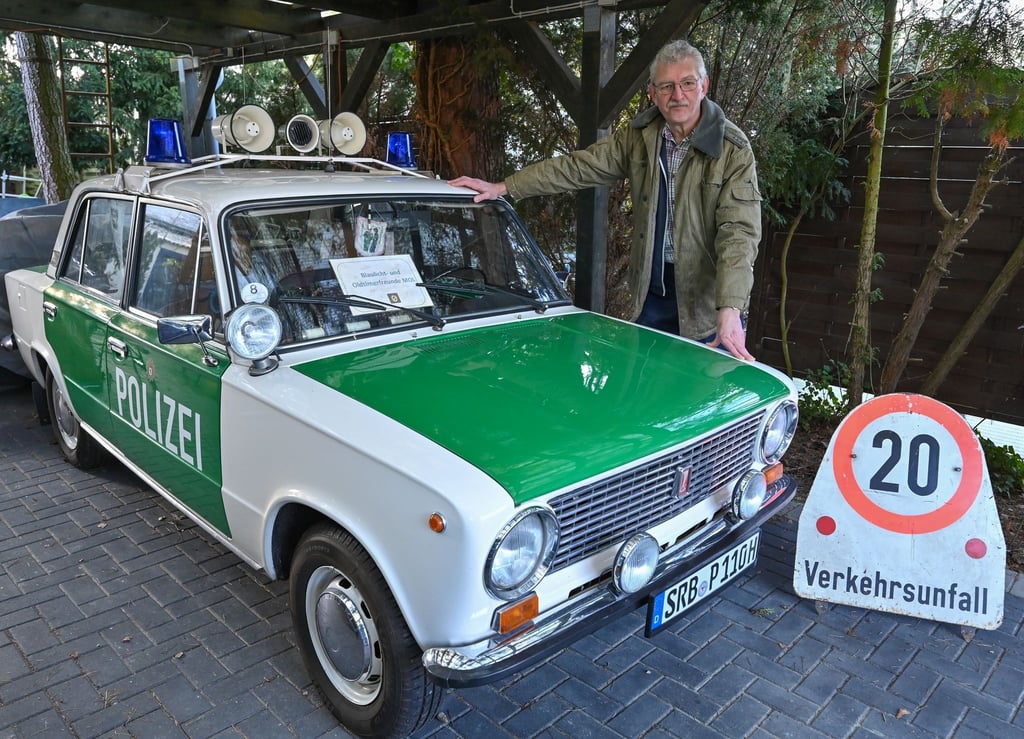 Vor etwa 15 Jahren gelangte Christian Paul an ein altes DDR-Polizeiauto. Inzwischen ist daraus eine umfangreiche Blaulicht-Sammlung entstanden.