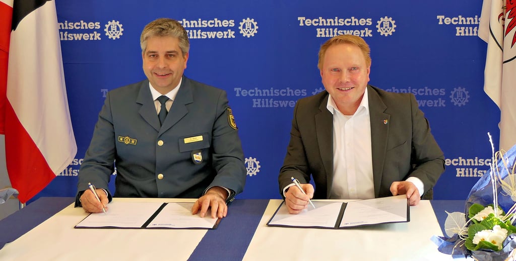Sebastian Gold (links) und Steve Kanitz unterzeichneten eine Vereinbarung zum Katastrophenschutz.