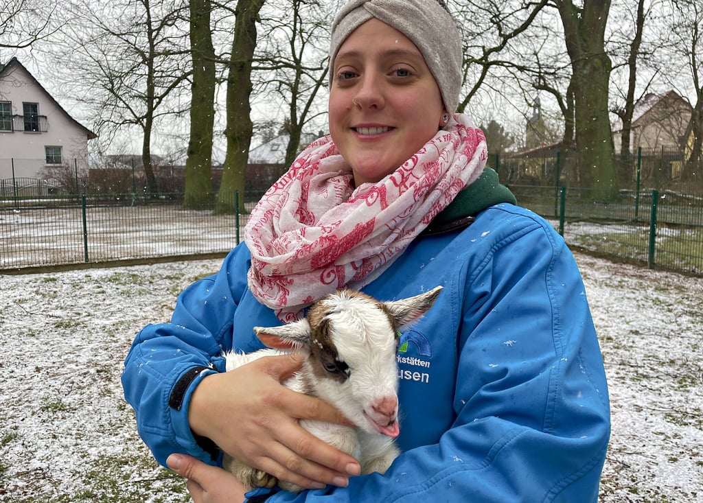 Der jüngste Nachwuchs im Tierpark, eine afrikanische Zwergziege, wird von Tierpark-Mitarbeiterin Patricia Mende präsentiert.