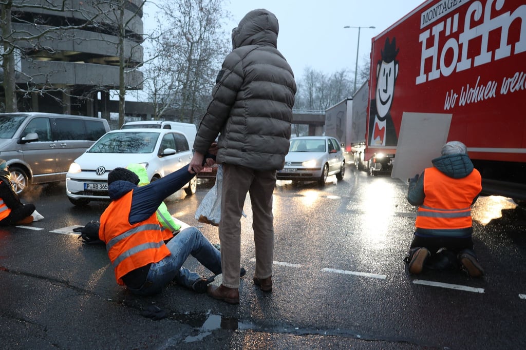 An der Autobahnausfahrt A100 und A115 in Berlin haben sich mehrere Aktivisten der letzten Generation festgeklebt.