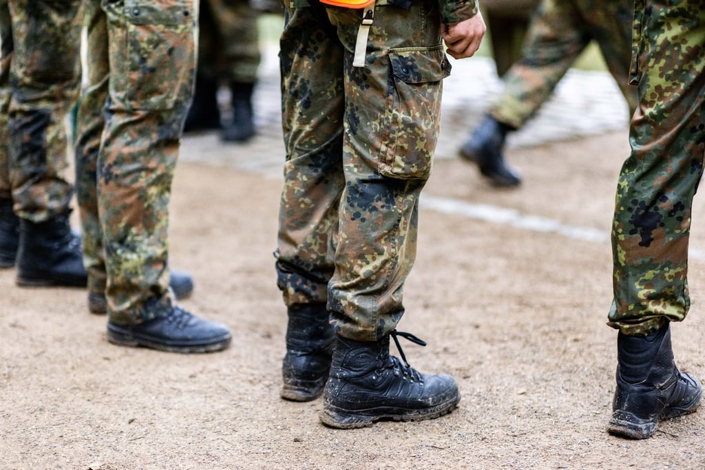 Um die Zahl der Abbrecher zu reduzieren, dürfen einige Bundeswehr-Rekruten morgens jetzt länger schlafen.