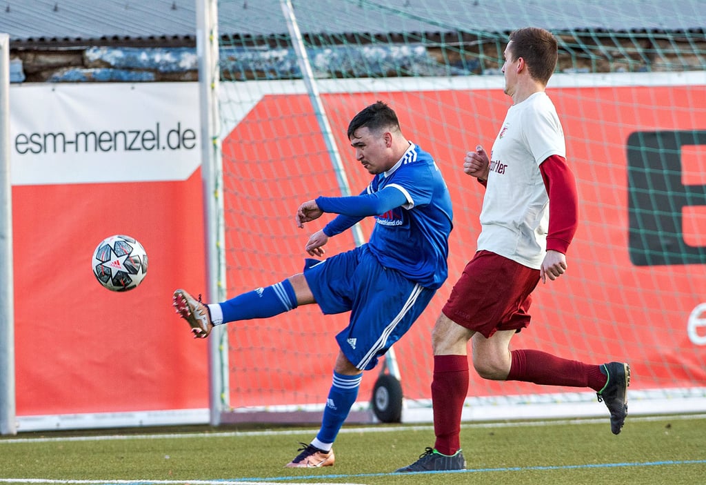 Neuzugang João Carlos Dos Prazeres Pires (l.) steuerte zwei Treffer zum 7:1-Sieg der Freyburger Landesklasse-Kicker gegen den Spitzenreiter der halleschen Stadtoberliga, Kanenaer SV, bei.
