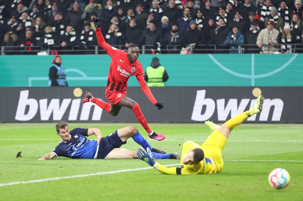 Doppelpack gegen "Nachbar" Darmstadt: Frankfurts Kolo Muani