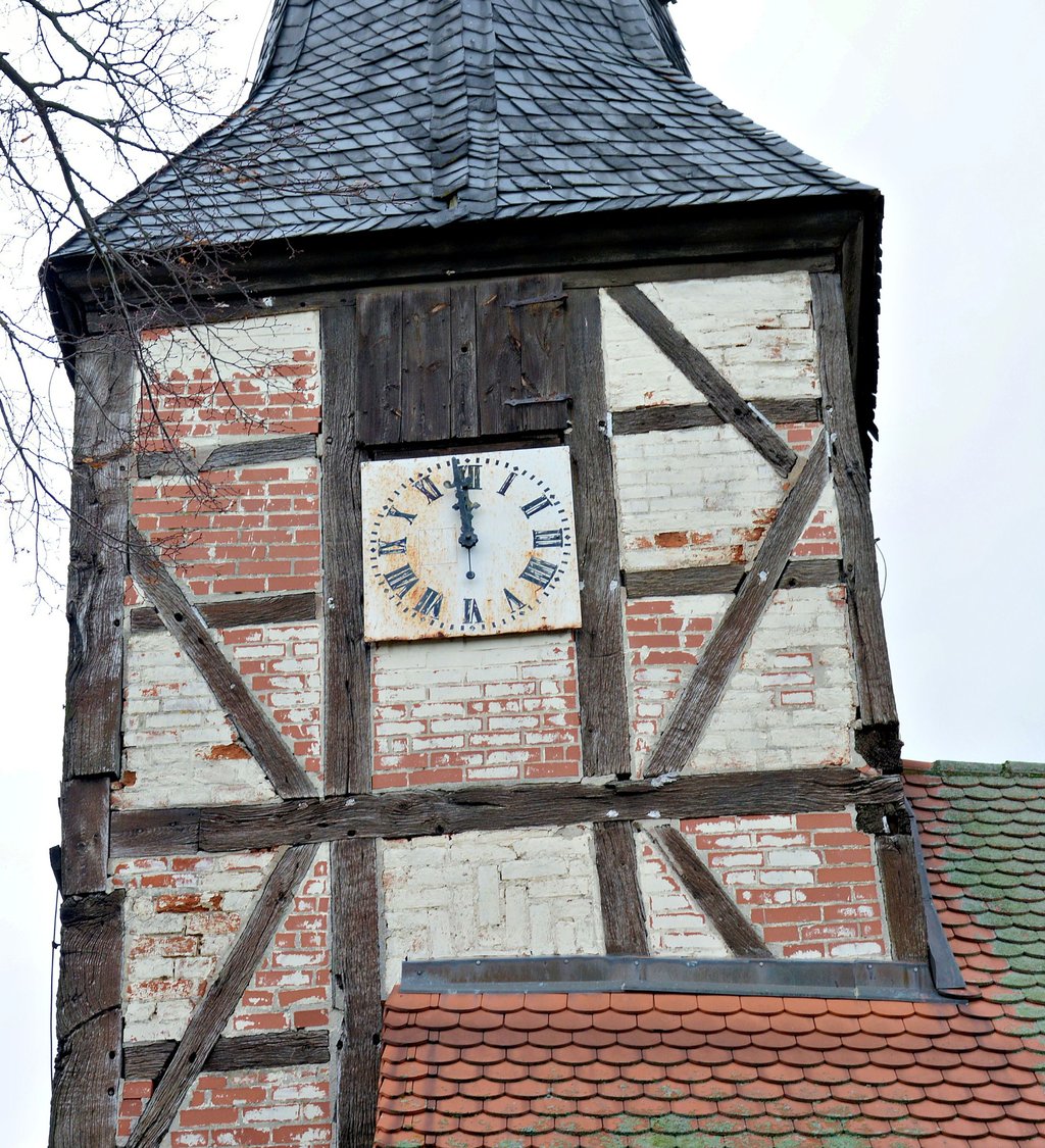 Die Symbolik passt: Die Zeiger der Trippiglebener Kirchturmuhr stehen auf kurz vor 12 Uhr. Das Fachwerkgebäude muss dringend saniert werden. Es ist auf Grund von statischen Mängeln im Glockenturm und im Kirchenschiff seit über zwei Jahren gesperrt.
