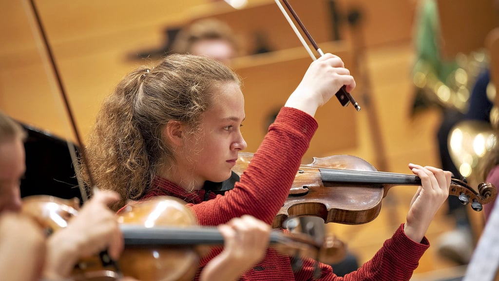 Hoch konzentriert: Eine junge Musikerin von insgesamt 45 Akteuren, die am Wochenende spielen werden.