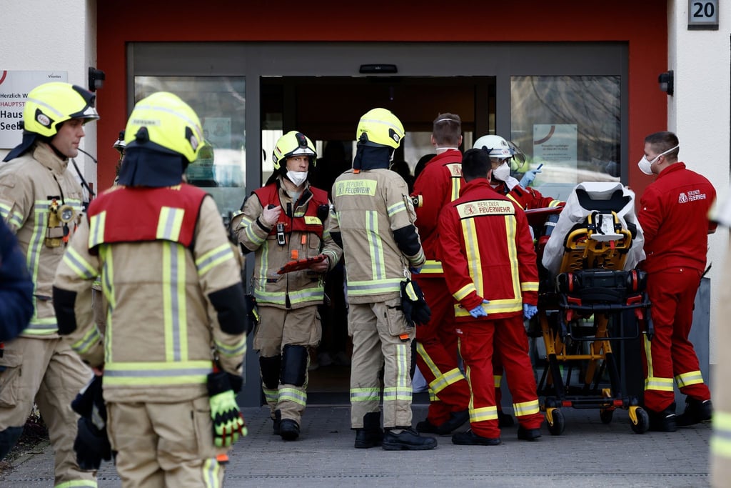 Feuerwehrkräfte vor dem Eingang des Pflegeheims Vivantes Hauptstadtpflege Haus Seebrücke.