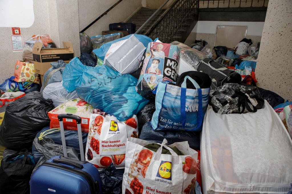 In einer Sammelstelle im Konservatorium für türkische Musik in Kreuzberg werden Spenden für die Erdbebenopfer in der Türkei gesammelt.