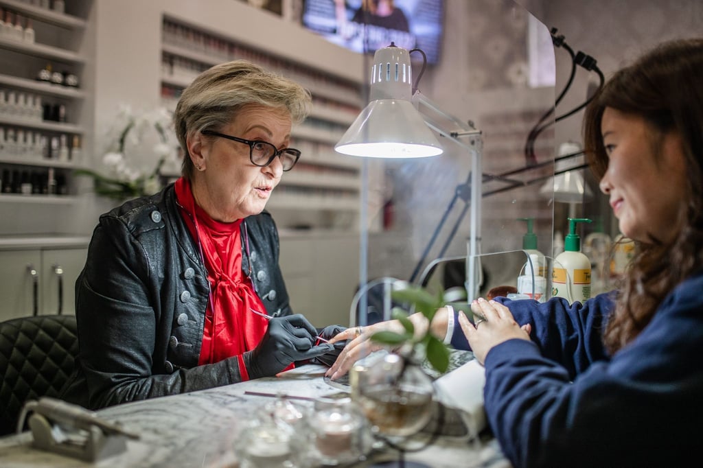 Nageldesignerin Terri Malon verhilft ihren Kundinnen und Kunden nicht nur kurzfristig zu schönen Nägeln. Sie berät auch, wie die Hände dauerhaft gepflegt bleiben.