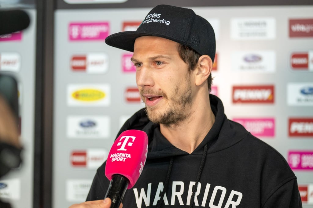 Berlins Frank Mauer beim Interview. Mauer sah den Sieg gegen Augsburg als richtungsweisend im Kampf um die Playoffs.