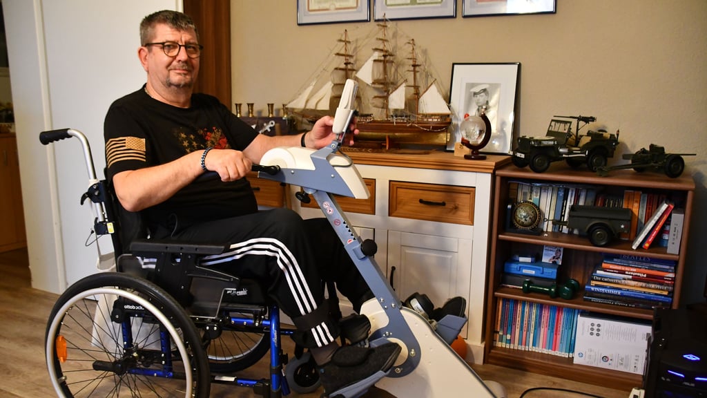 Dietmar Schmidt an seinem „Motomed“. Das Hilfsmittel ist speziell für querschnittsgelähmte Menschen entwickelt worden, um Muskeln zu trainieren. Der Haldensleber übt jeden Tag und hat heute schon mehr Empfindung in den Beinen, als noch vor zwei Jahren.