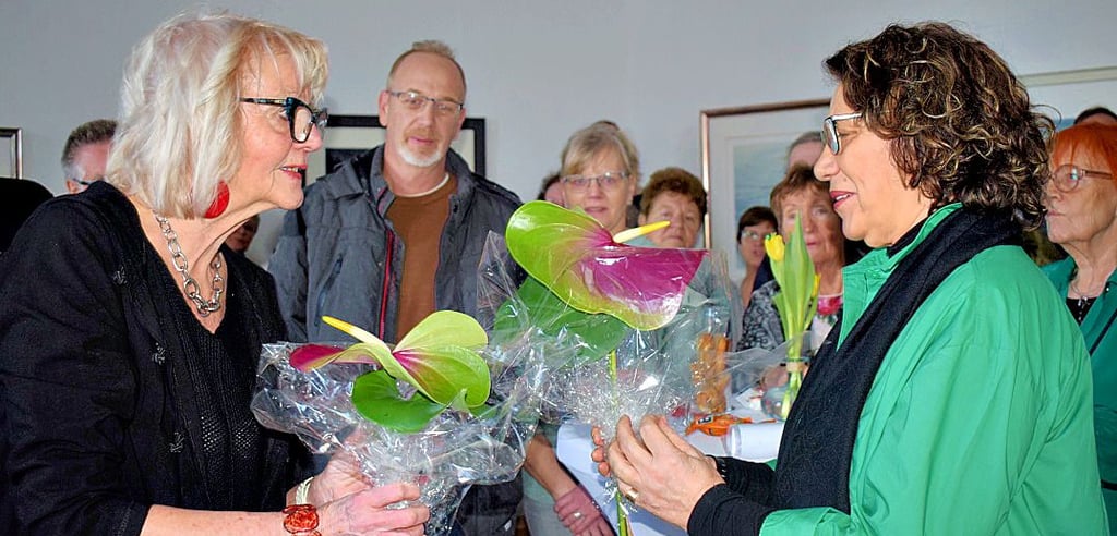 Ausstellungsleiterin Marion John (l.) gratulierte beiden Künstlerinnen zur Ausstellung. Im Bild rechts Galina Bozduganova.