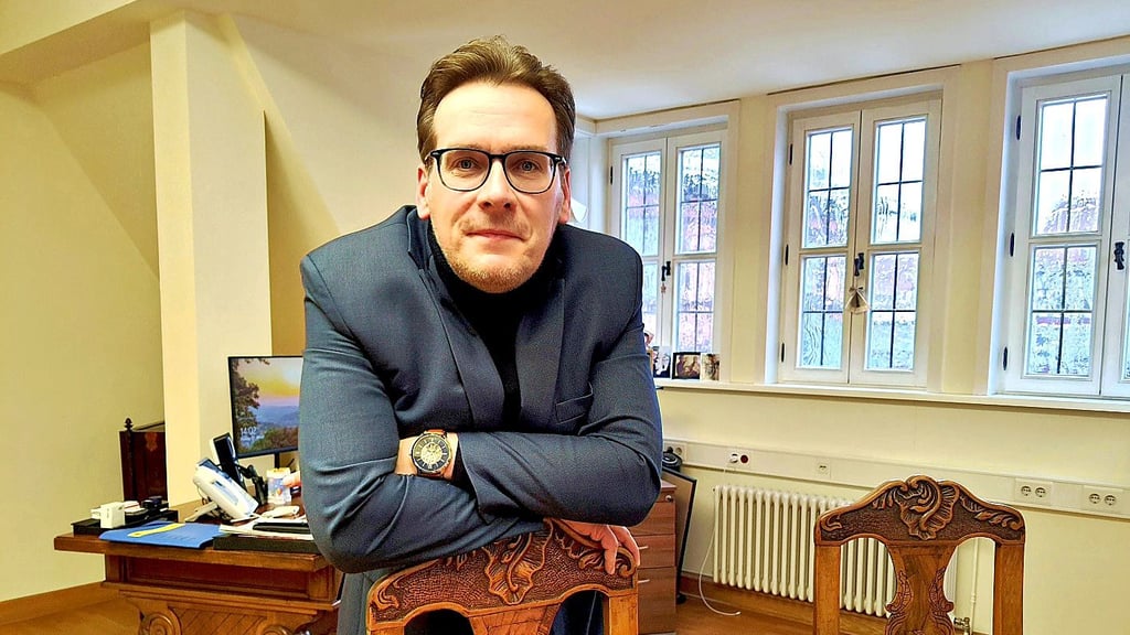 Tobias Kascha (SPD) sitzt seit August 2022 als Oberbürgermeister im Chefsessel des Wernigeröder Rathauses.