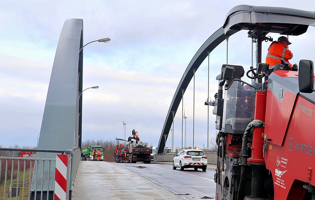 Die am Montag begonnenen Instandhaltungsarbeiten auf der Werder-Brücke bei Parey sollen heute abgeschlossen werden.