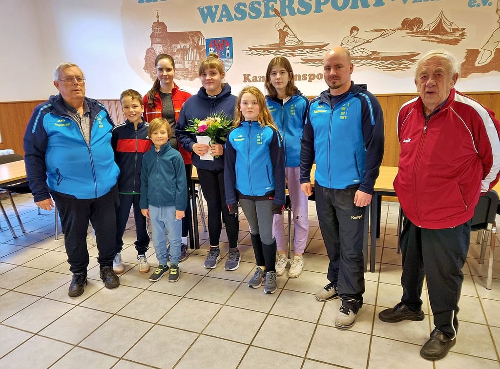 Vom Trainerstab und von einigen Sportlern der Kanuabteilung des Havelberger Wassersportvereins ist Jolina Hein (5. von links) mit besten Wünschen nach Magdeburg verabschiedet worden.