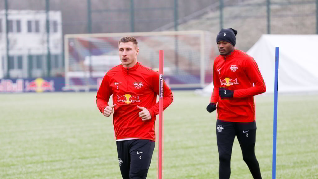 Individuelles Training vor der Stammzellenspende: Willi Orban und Kollege Mo Simakan (Belastungssteuerung).