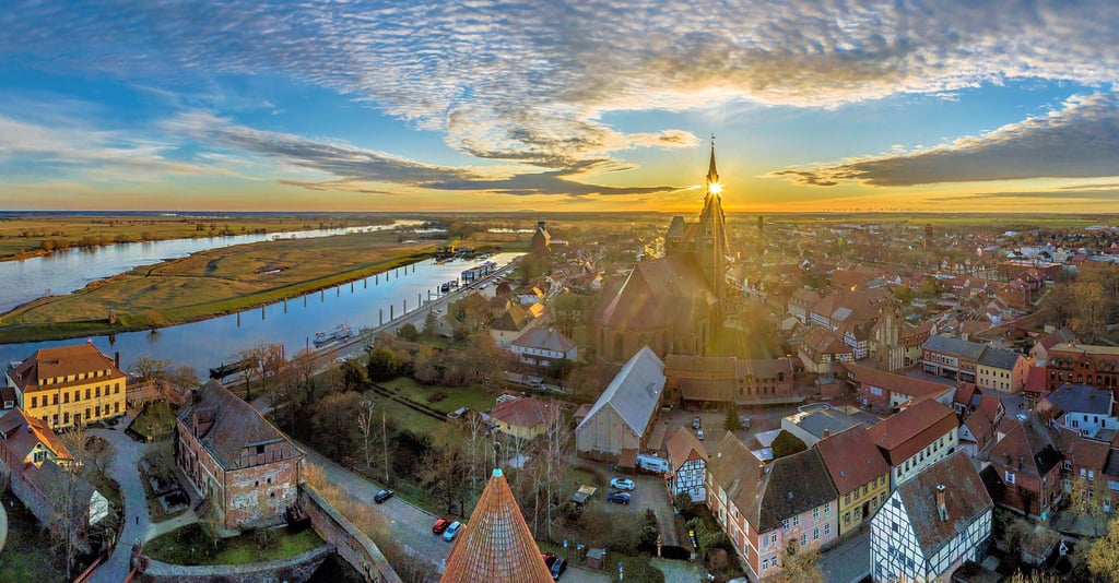 Eine Panorama-Ansicht von Tangermünde bei Sonnenuntergang.