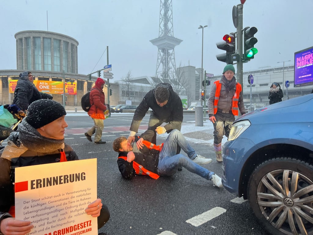 An der Autobahnausfahrt A100 und A115 haben sich mehrere Aktivistinnen und Aktivisten der letzten Generation festgeklebt.