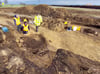 Bereits kurz nach Beginn der Grabungen werden die Archäologen fündig. Das Steinkistengrab (rechts) und die Rinderbestattung (links) befinden sich nur zwei Meter von einander entfernt.
