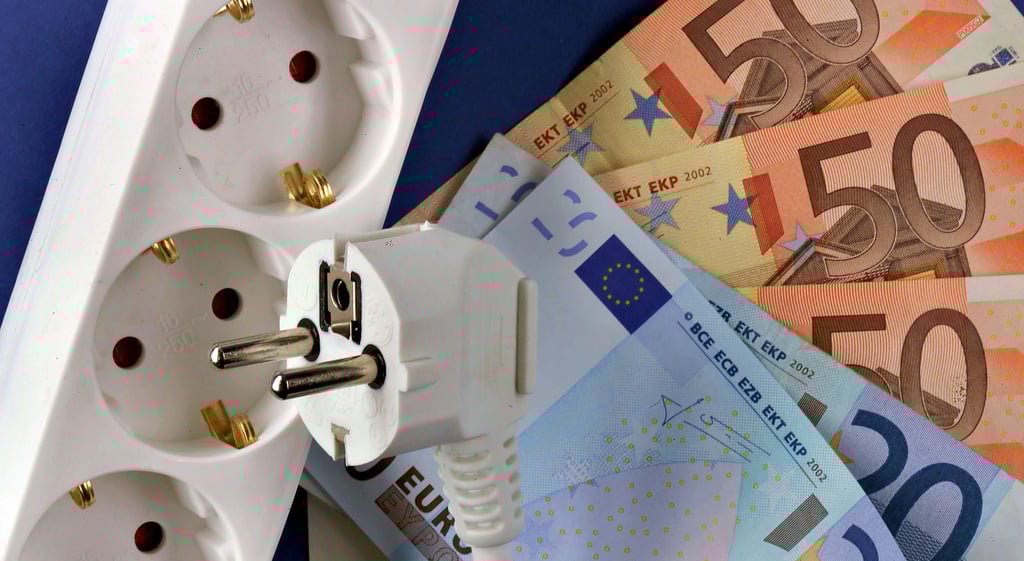 Seit Januar 2023 gilt die Strompreisbremse der Bundesregierung. Verbraucher und Unternehmer sollen damit entlastet werden. Auch an der Strombörse sinken die Preise.