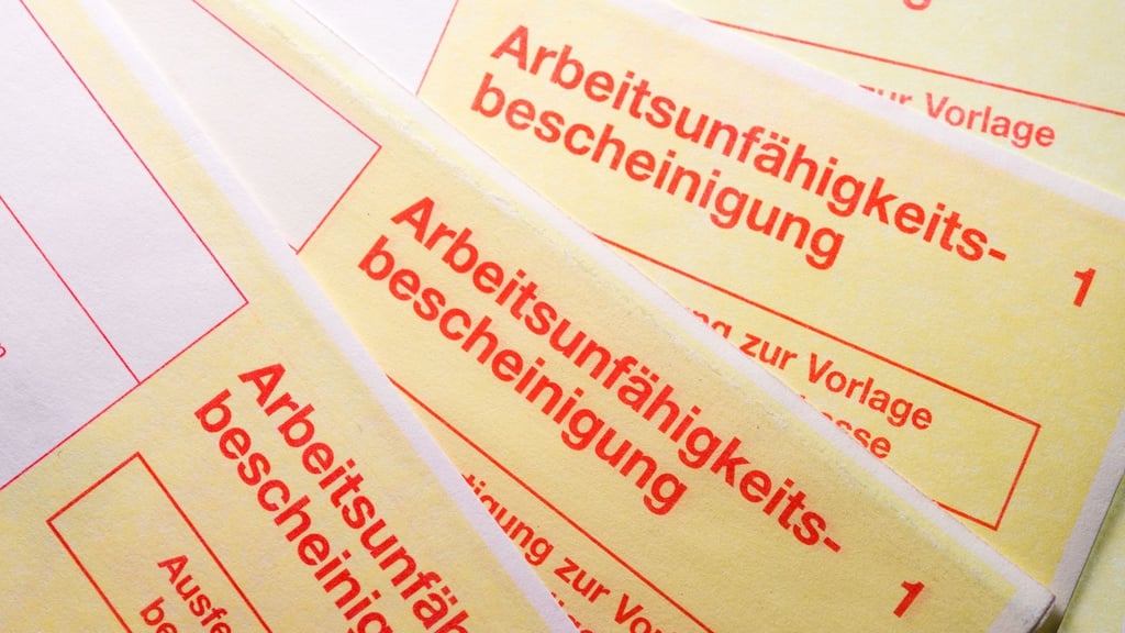 Einer DAK-Auswertung zufolge waren 2022 an jedem Tag des Jahres im Schnitt 55 von 1000 Beschäftigten krankgeschrieben. Dies war der höchste Wert seit Beginn der Analysen vor 25 Jahren.