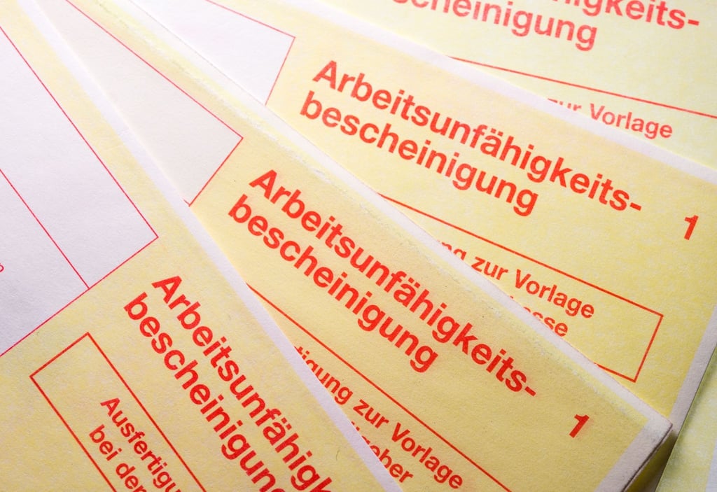 Einer DAK-Auswertung zufolge waren 2022 an jedem Tag des Jahres im Schnitt 55 von 1000 Beschäftigten krankgeschrieben. Dies war der höchste Wert seit Beginn der Analysen vor 25 Jahren.