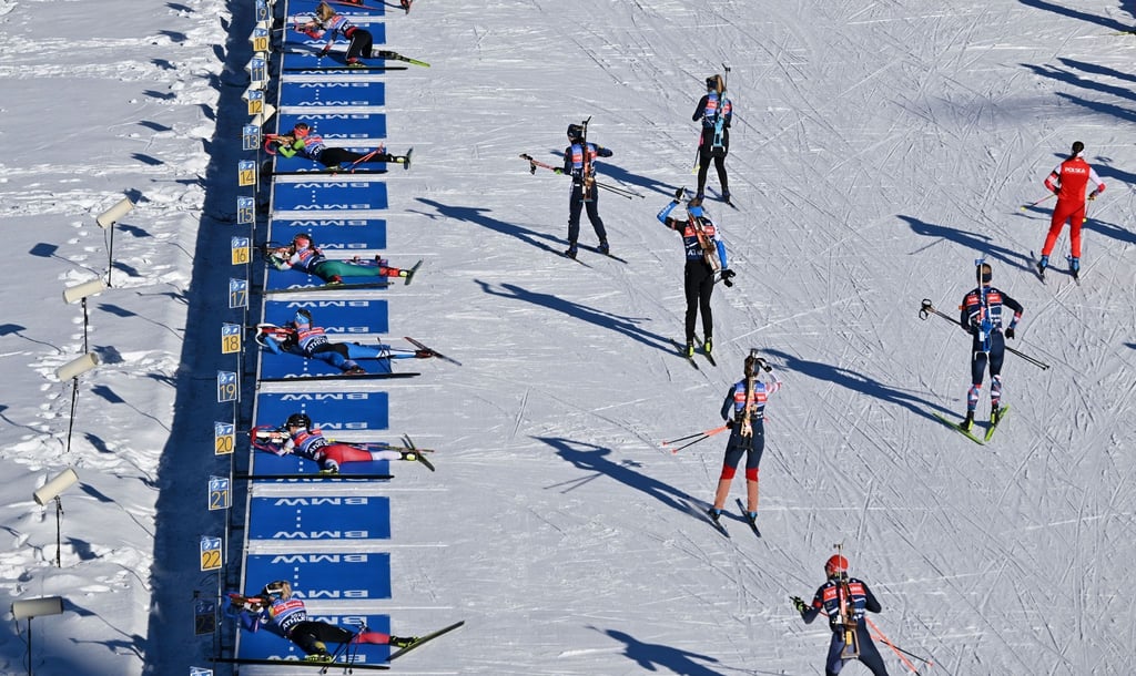 Biathleten trainieren am Schießstand.