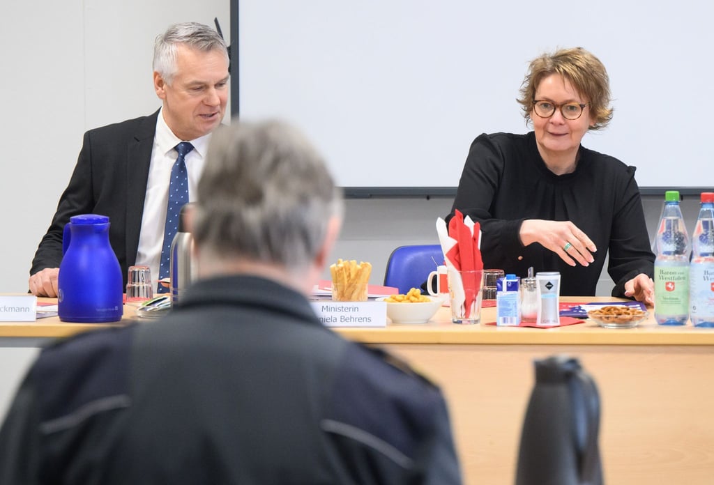 Daniela Behrens (SPD), Innenministerin Niedersachsen, und Axel Brockmann, Polizeipräsident Niedersachsen, sitzen bei einem Treffen.