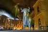 Die Skulpturen von Bulle und Bär stehen vor der Deutschen Börse in Frankfurt am Main. Der Börsenbetreiber hat im vergangenen Jahr glänzend verdient.