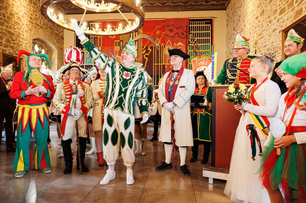 Der Braunschweiger Karnevals-Prinz Sascha Rabe (3.v.l) als Prinz Sascha I. steht im Altstadtrathaus.