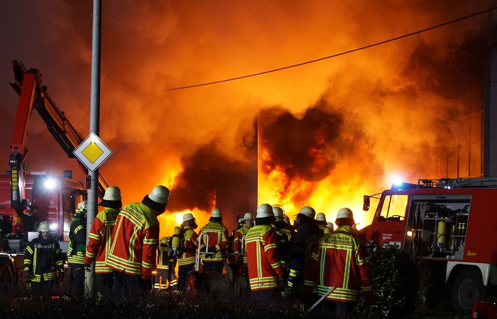 Einsatzkräfte der Feuerwehr löschen den Brand auf dem Firmengelände eines Automobilzulieferers in Allmendingen.