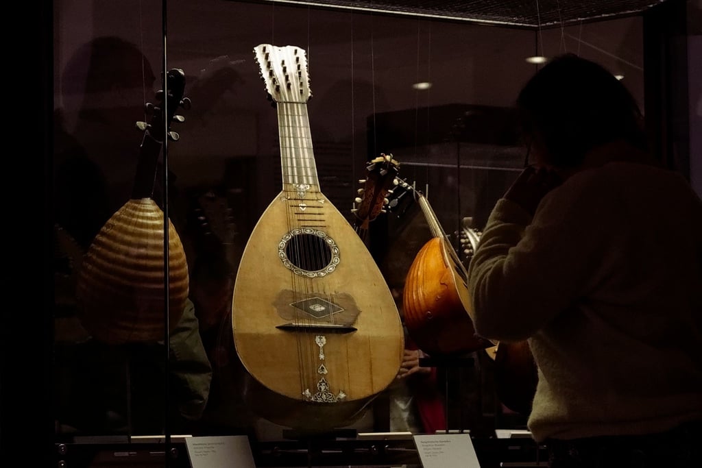 Eine Mandoline steht in einer Ausstellung im Musikinstrumentenmuseum Berlin.