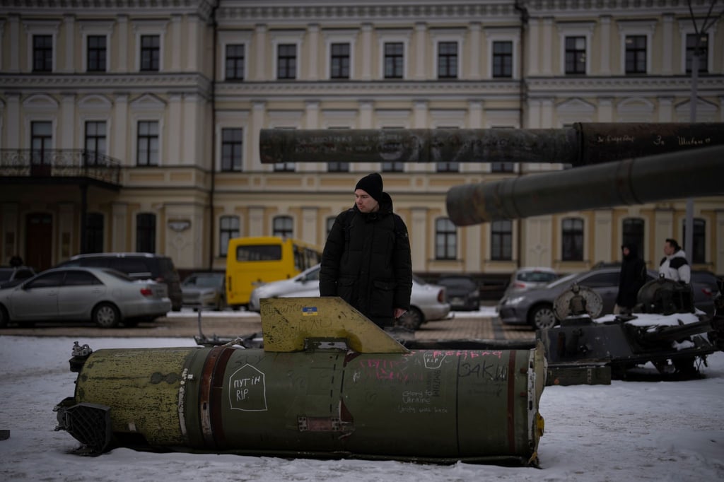 Ein Mann betrachtet in Kiew die Überreste einer nach ukrainischen Angaben russischen Rakete.