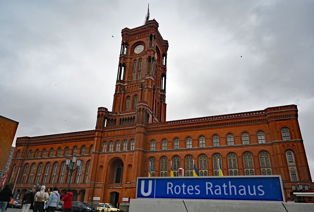Das Rote Rathaus, Sitz der Regierenden Bürgermeisterin sowie des Senats von Berlin.