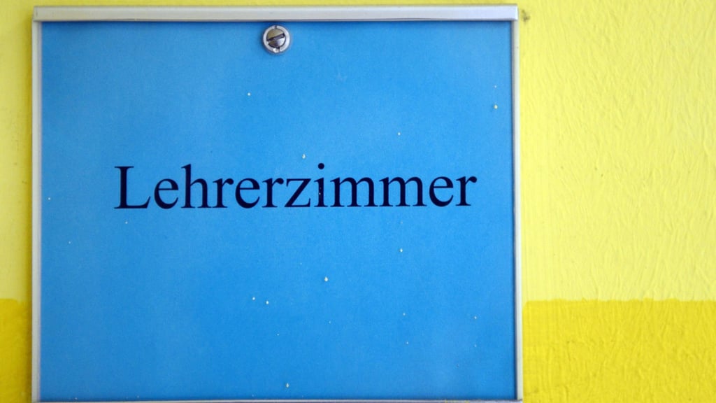 „Lehrerzimmer“ steht auf einem Schild in einer Grundschule. In Nordrhein-Westfalen sind nach einer jüngsten Statistik rund 8000 Lehrerstellen nicht besetzt. Auch in anderen Bundesländern fehlen Lehrer.