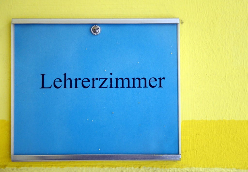 „Lehrerzimmer“ steht auf einem Schild in einer Grundschule. In Nordrhein-Westfalen sind nach einer jüngsten Statistik rund 8000 Lehrerstellen nicht besetzt. Auch in anderen Bundesländern fehlen Lehrer.