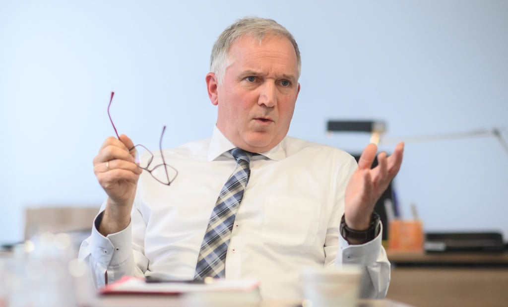 Dirk Pejril, Verfassungsschutzpräsident Niedersachsen, spricht bei einem dpa-Interview in seinem Büro.