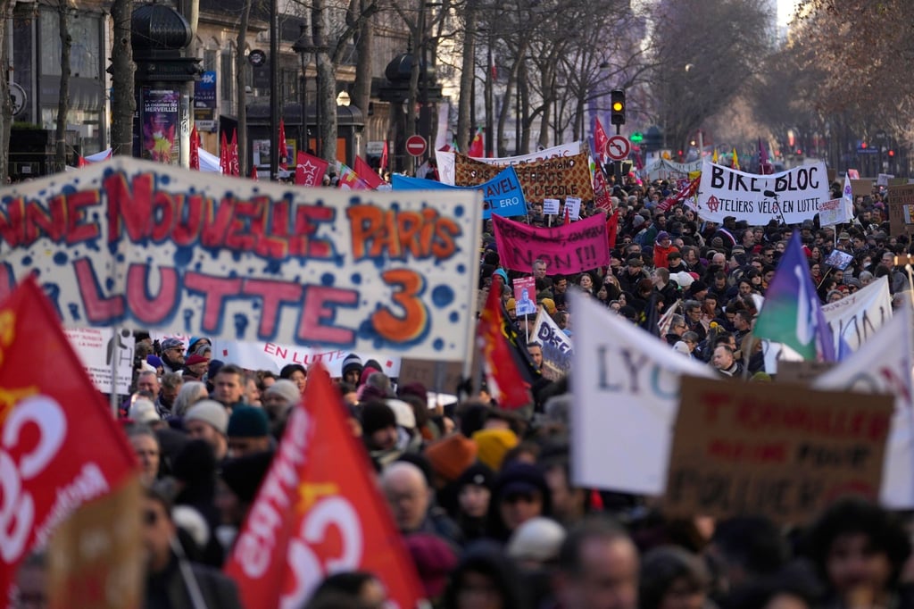 Massendemonstration gegen die geplante Rentenreform in Paris.